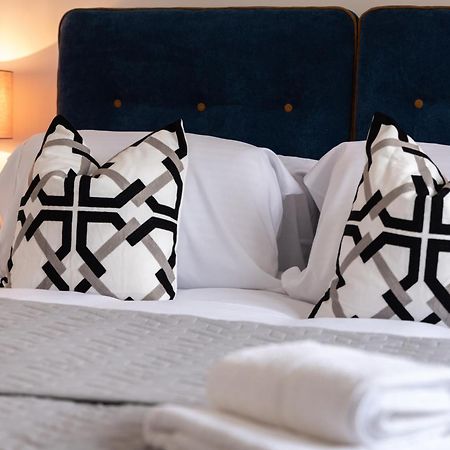Elegant Apartments In Staines L Free Onsite Parking Екстер'єр фото