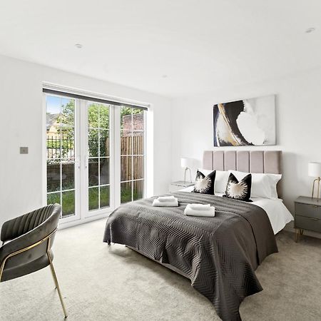 Elegant Apartments In Staines L Free Onsite Parking Екстер'єр фото
