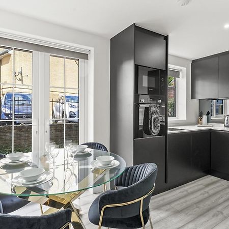 Elegant Apartments In Staines L Free Onsite Parking Екстер'єр фото