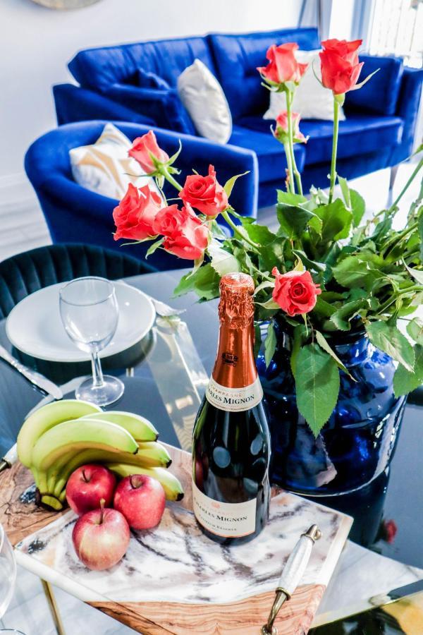 Elegant Apartments In Staines L Free Onsite Parking Екстер'єр фото