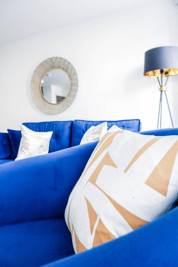 Elegant Apartments In Staines L Free Onsite Parking Екстер'єр фото