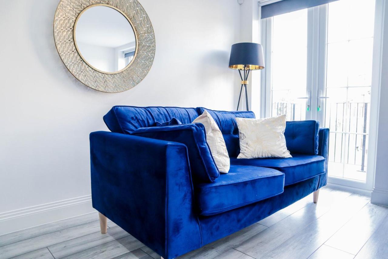 Elegant Apartments In Staines L Free Onsite Parking Екстер'єр фото