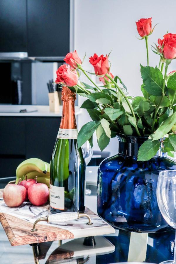 Elegant Apartments In Staines L Free Onsite Parking Екстер'єр фото