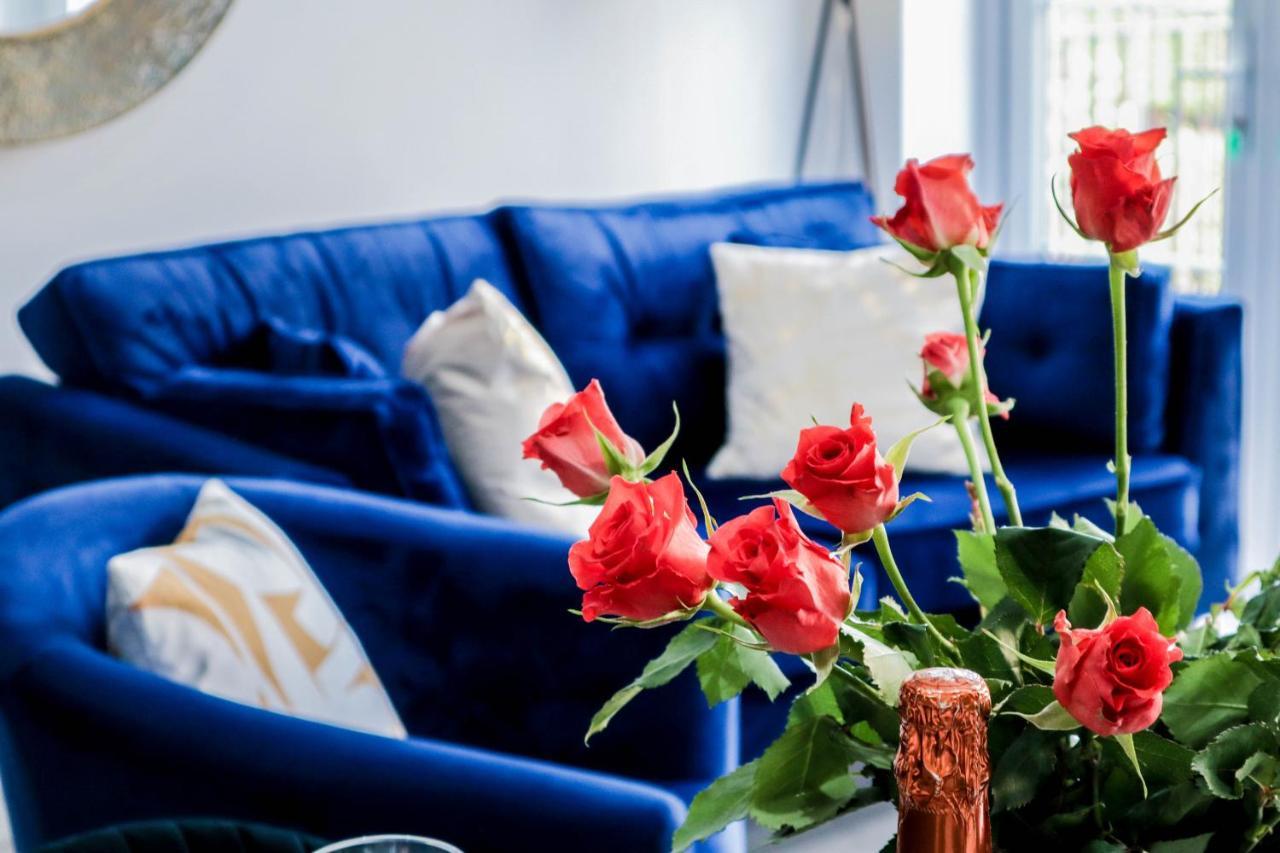 Elegant Apartments In Staines L Free Onsite Parking Екстер'єр фото