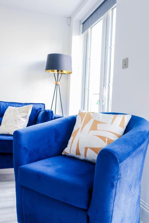 Elegant Apartments In Staines L Free Onsite Parking Екстер'єр фото