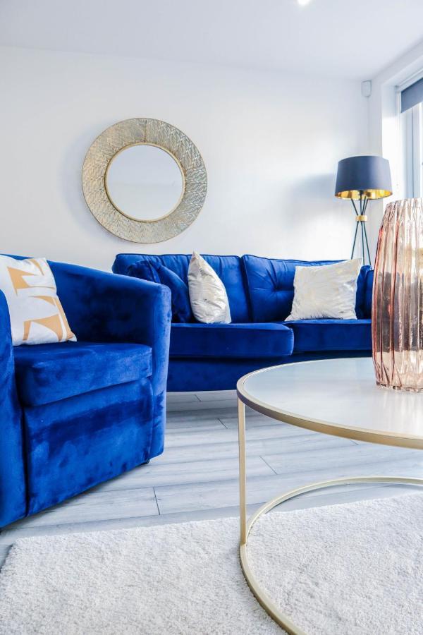 Elegant Apartments In Staines L Free Onsite Parking Екстер'єр фото
