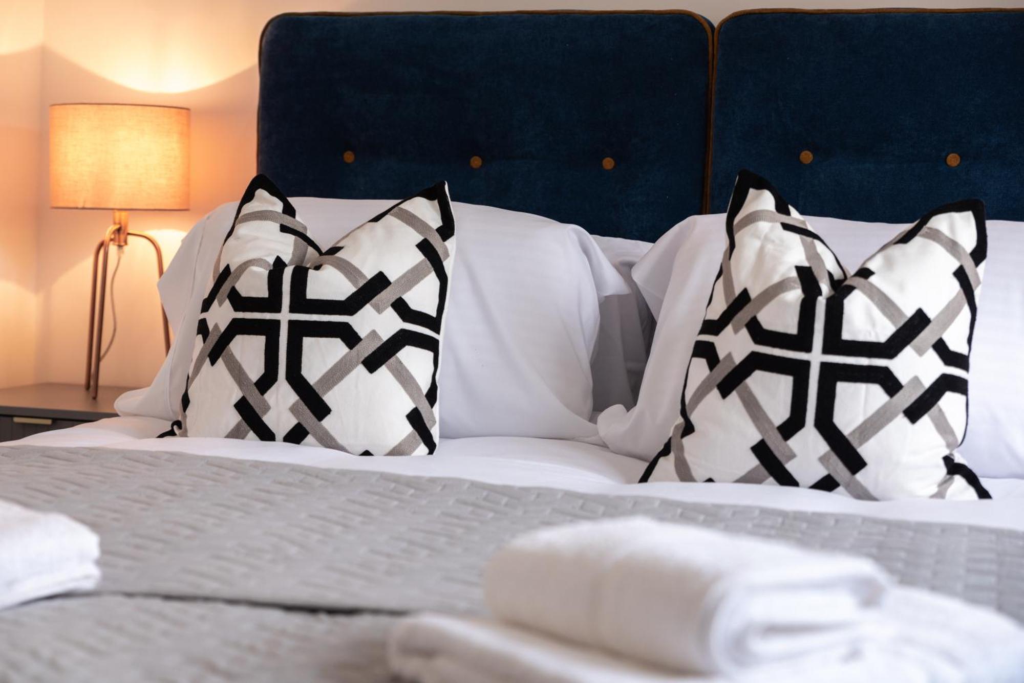 Elegant Apartments In Staines L Free Onsite Parking Екстер'єр фото