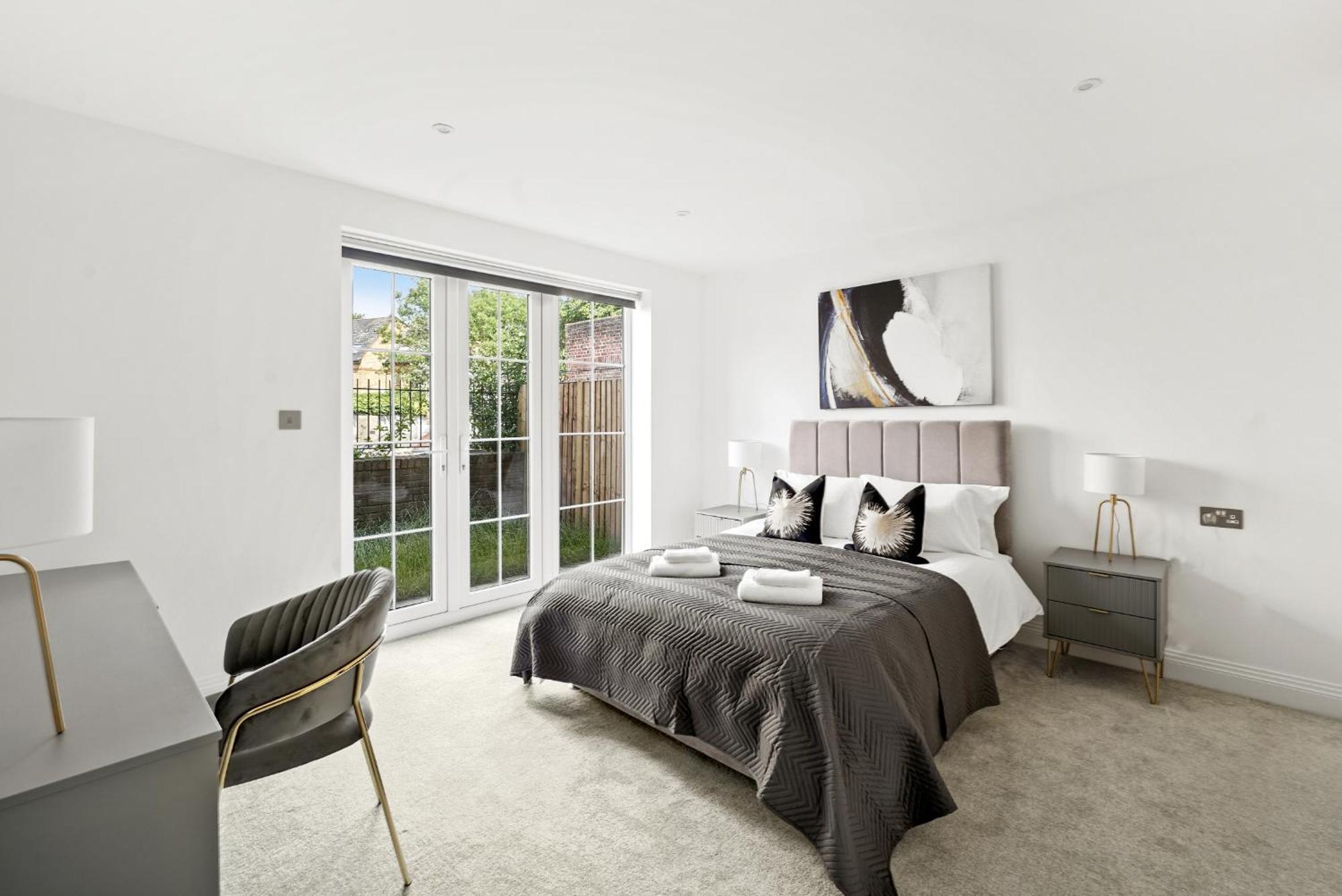 Elegant Apartments In Staines L Free Onsite Parking Екстер'єр фото