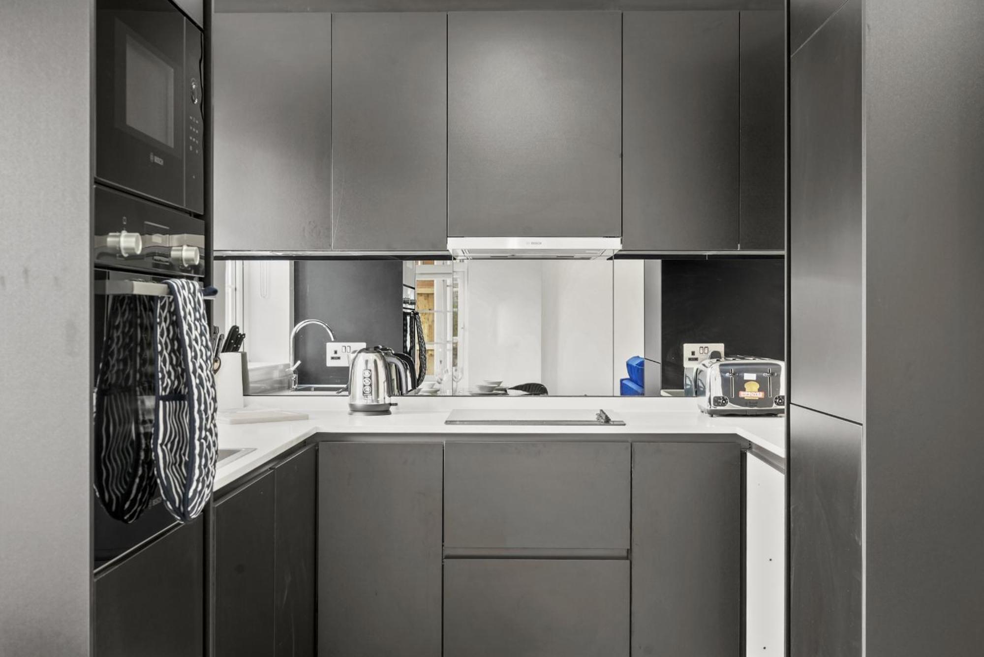 Elegant Apartments In Staines L Free Onsite Parking Екстер'єр фото