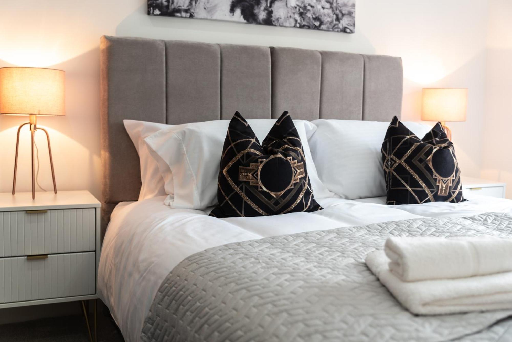 Elegant Apartments In Staines L Free Onsite Parking Екстер'єр фото