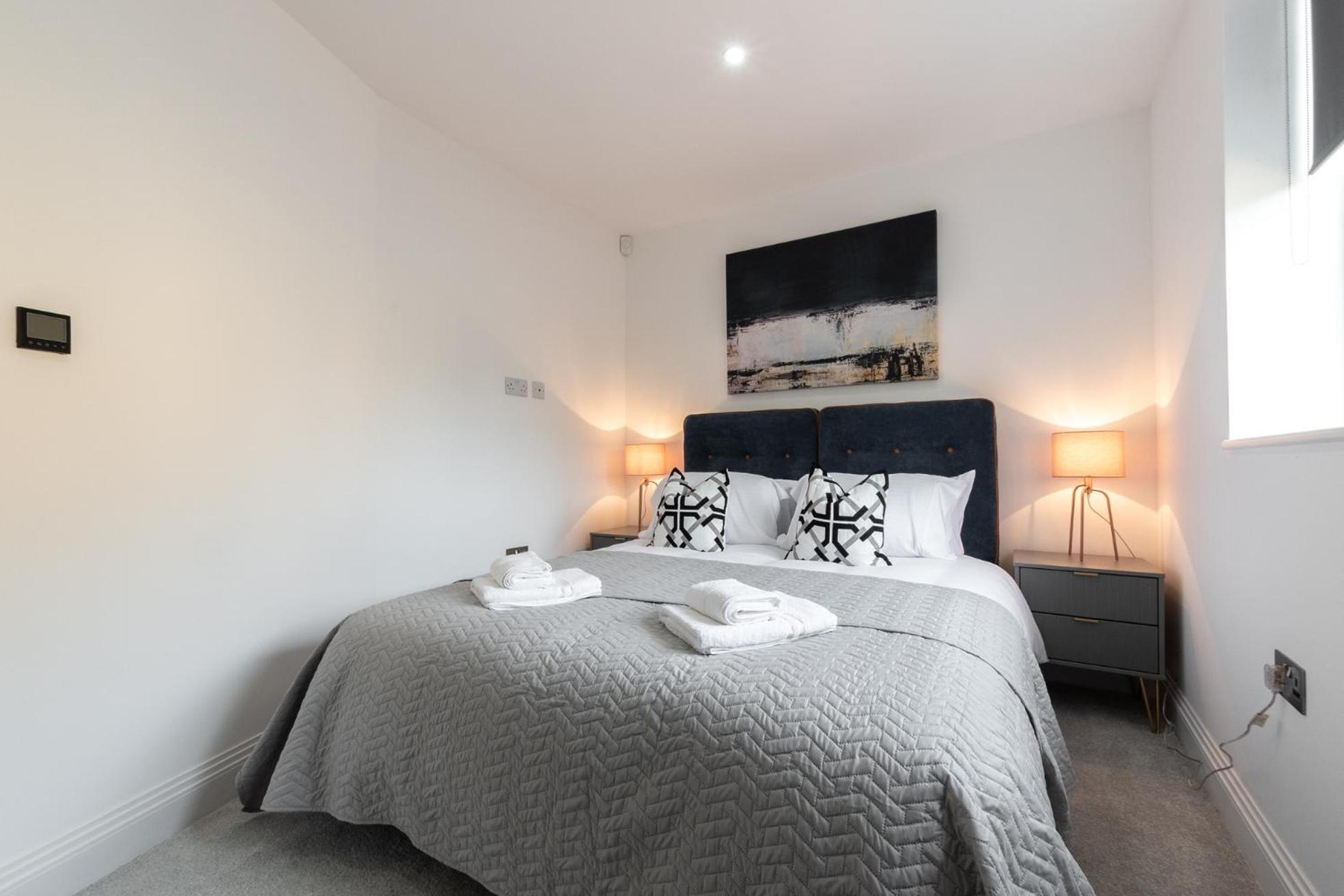 Elegant Apartments In Staines L Free Onsite Parking Екстер'єр фото