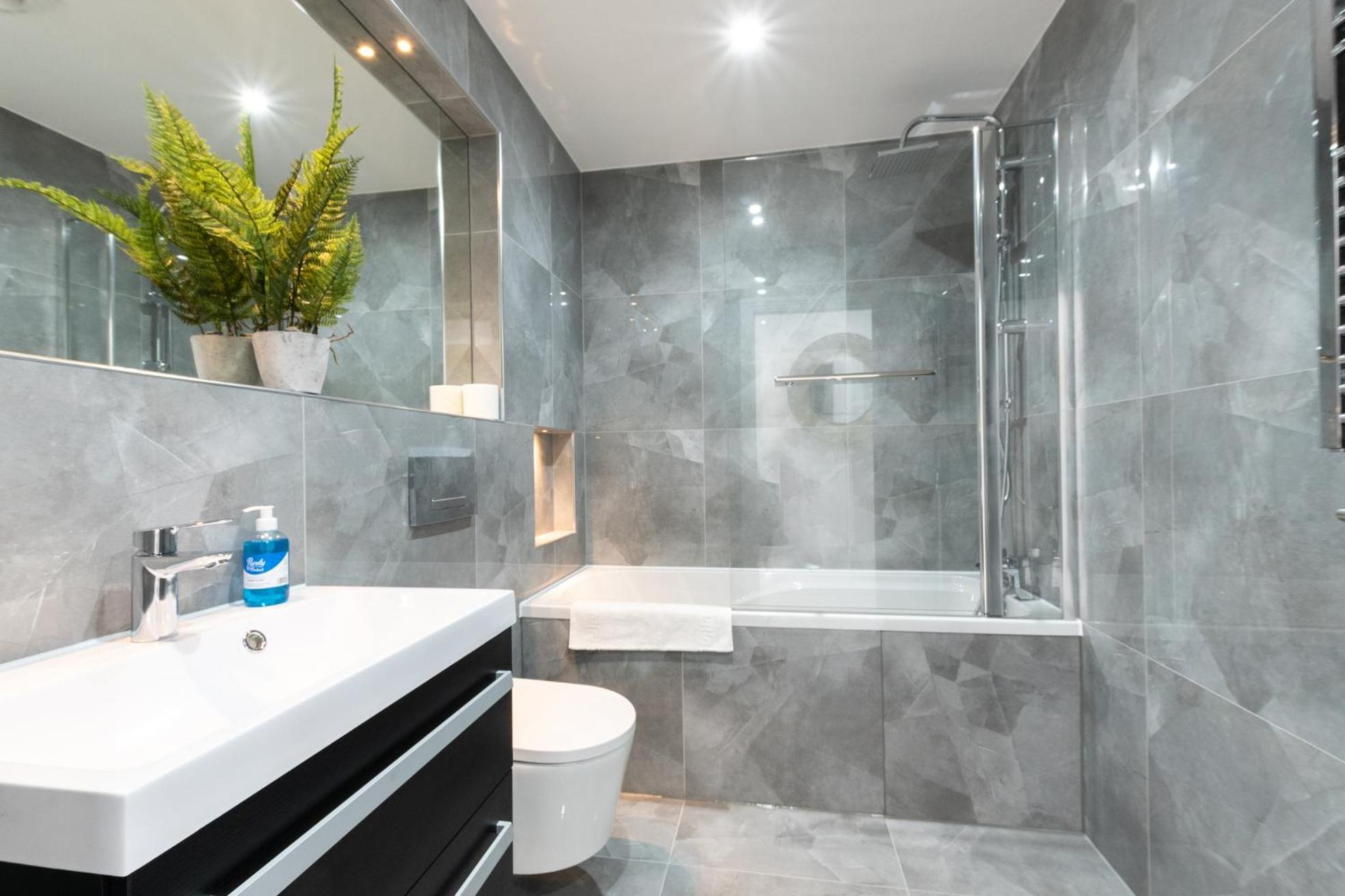 Elegant Apartments In Staines L Free Onsite Parking Екстер'єр фото