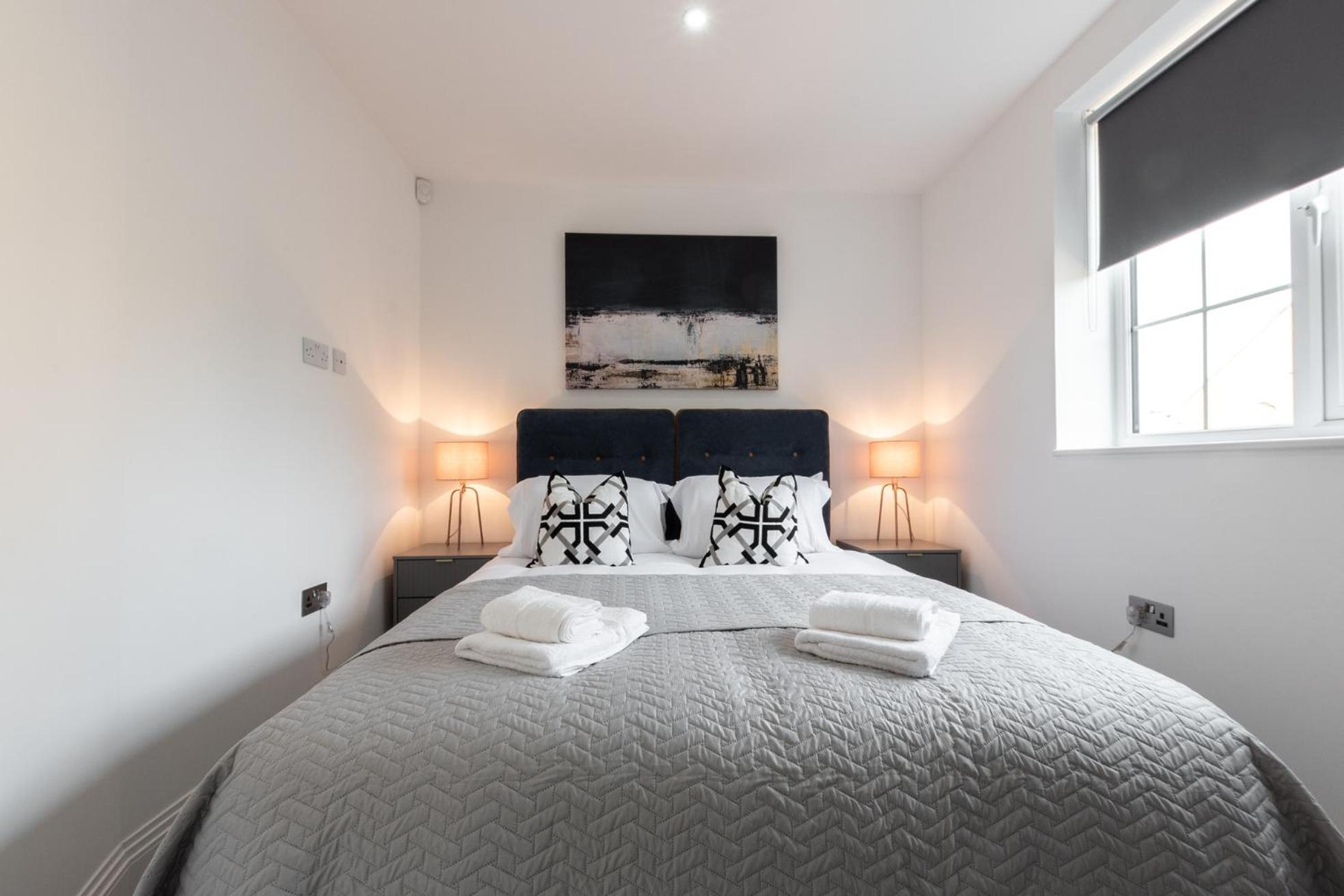 Elegant Apartments In Staines L Free Onsite Parking Екстер'єр фото