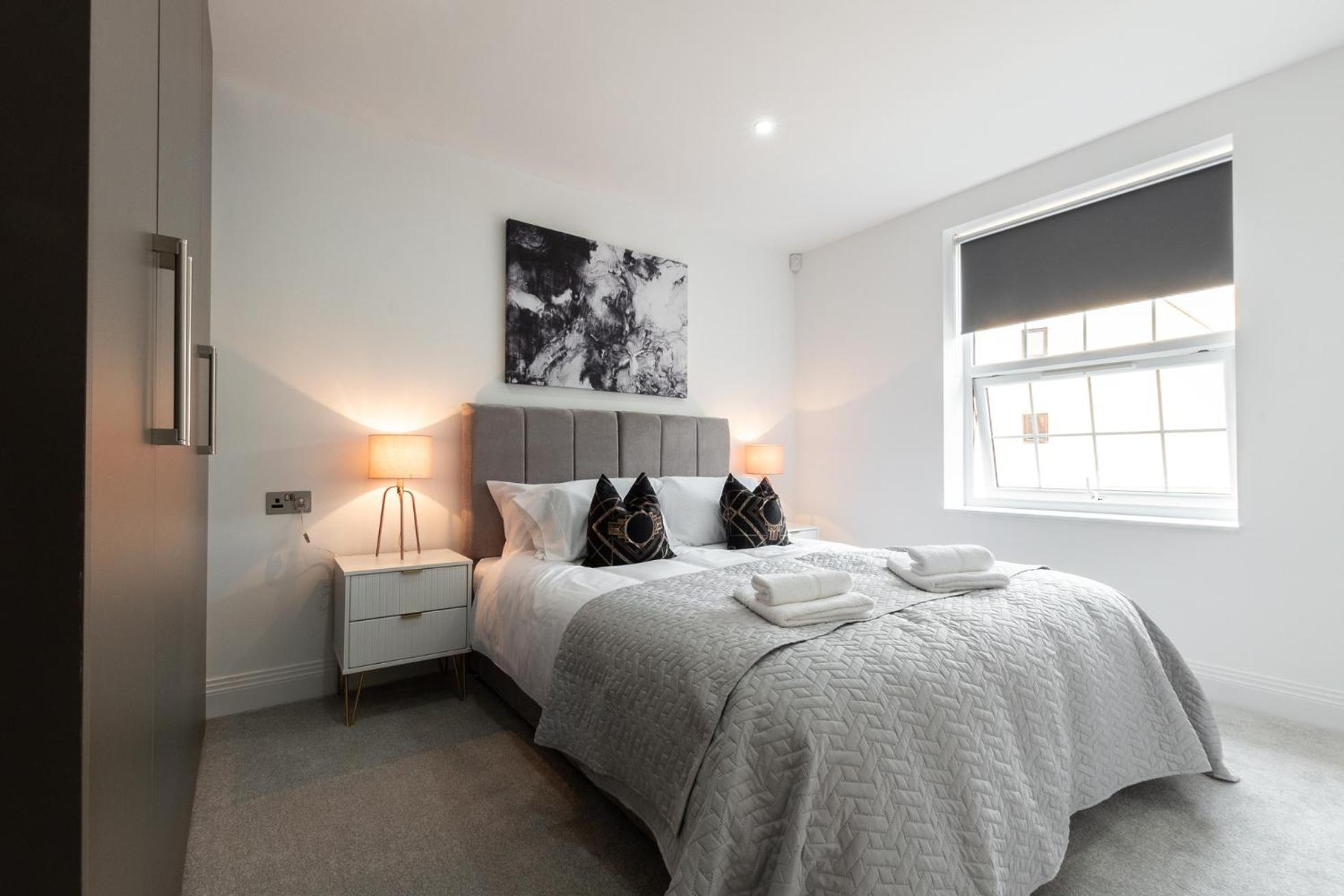 Elegant Apartments In Staines L Free Onsite Parking Екстер'єр фото