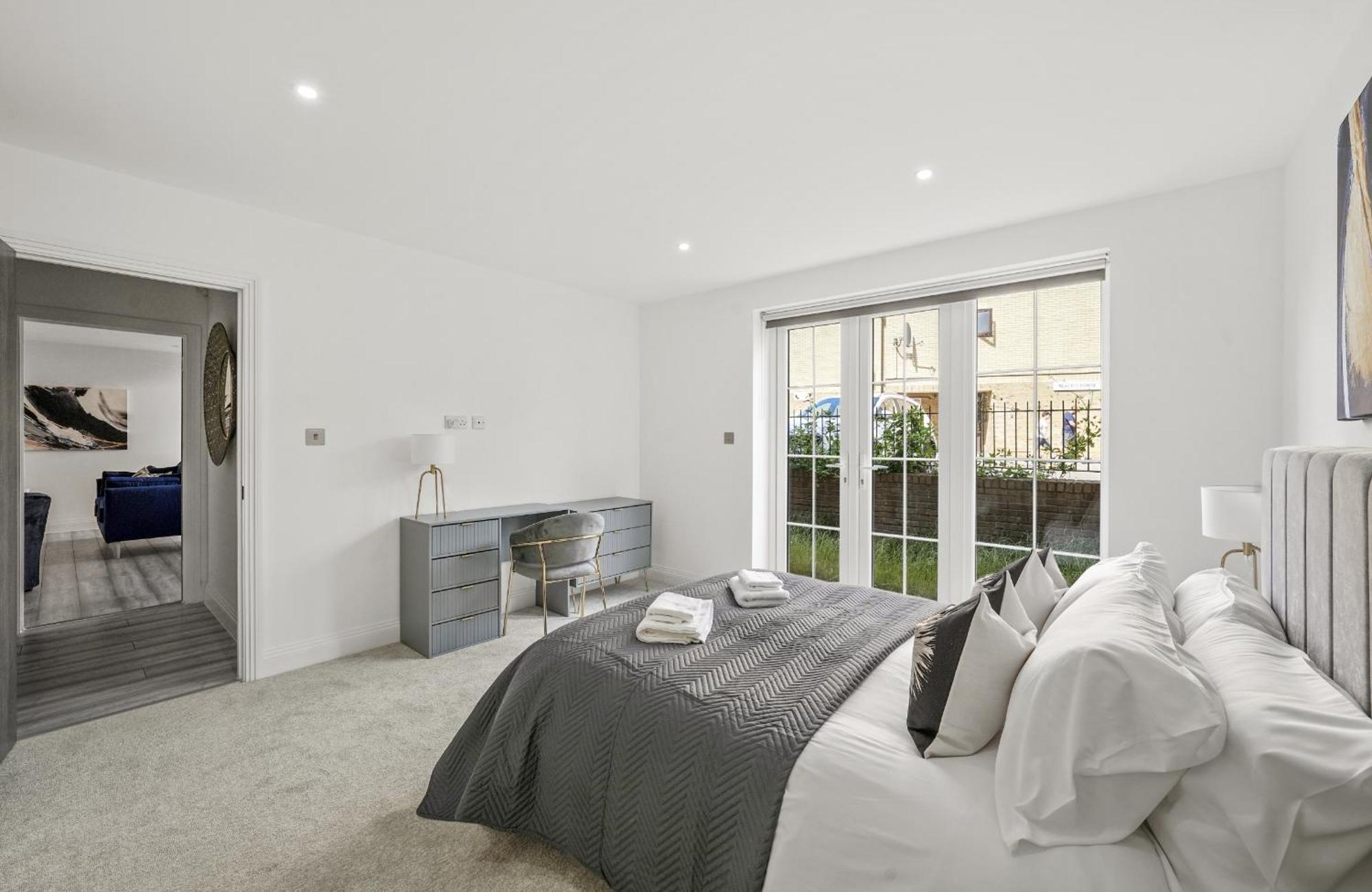 Elegant Apartments In Staines L Free Onsite Parking Екстер'єр фото