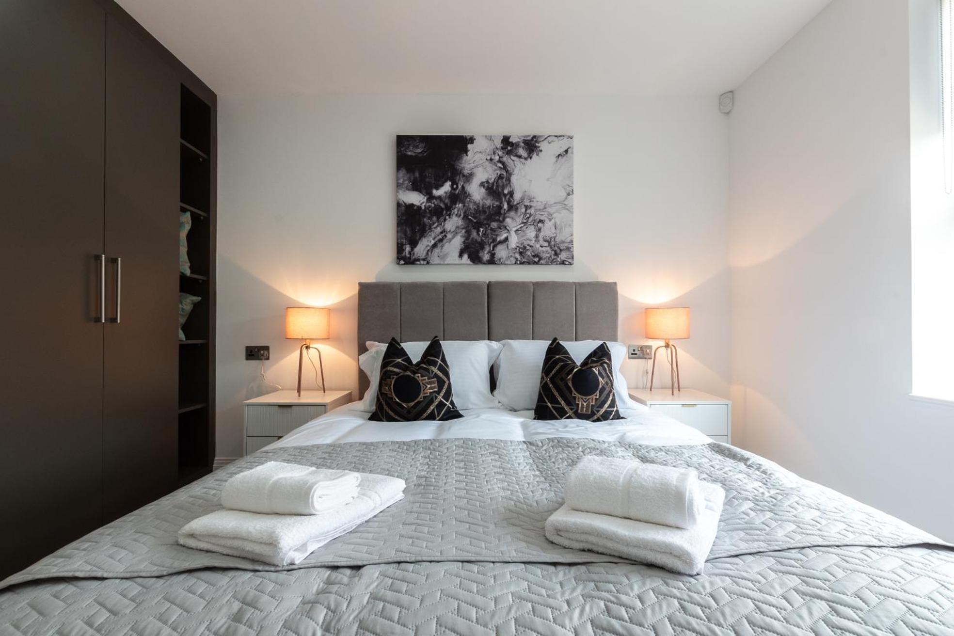 Elegant Apartments In Staines L Free Onsite Parking Екстер'єр фото