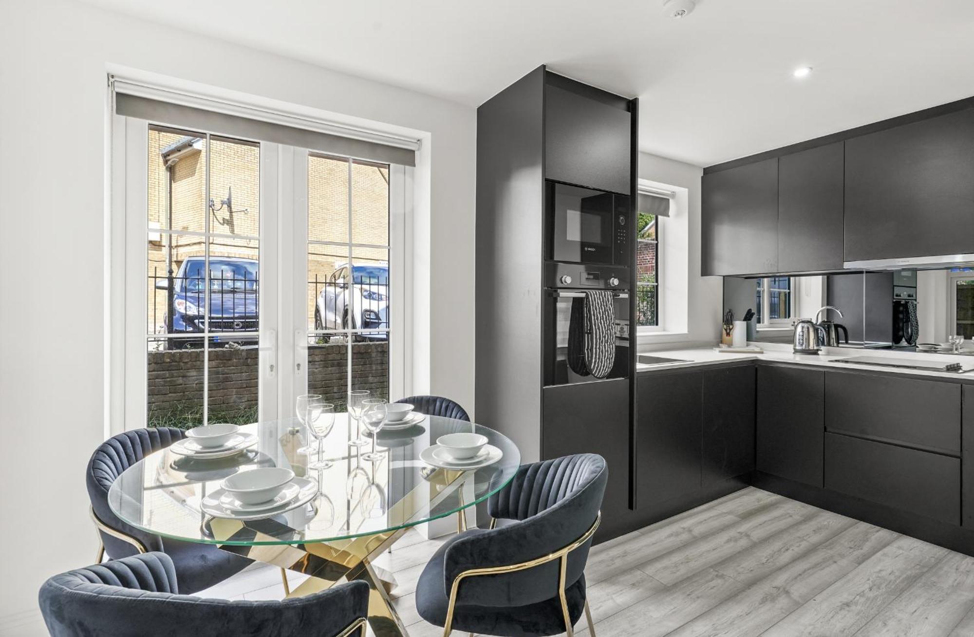 Elegant Apartments In Staines L Free Onsite Parking Екстер'єр фото